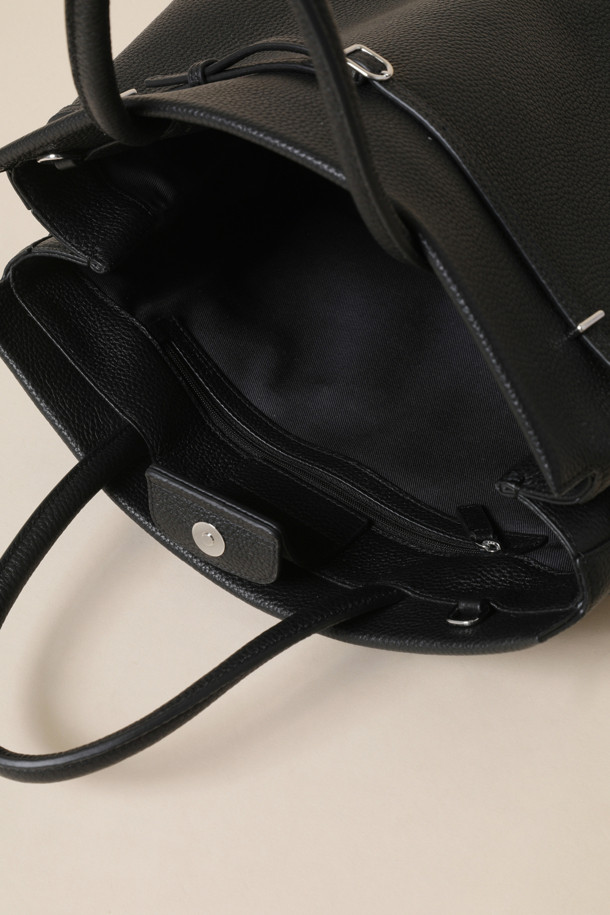 Adele 토트 36은 여성 고객을 위한 미디엄 사이즈의 블랙 가죽 토트백입니다. 심플한 무지 디자인과 사각형 쉐입으로 클래식, 미니멀, 시크 스타일을 연출하기 좋습니다. 부드러운 가죽 소재와 지퍼형 잠금 방식으로, 오피스룩, 출근룩, 모임룩 등 다양한 TPO에 활용 가능합니다. 손잡이가 있어 실용성을 더했으며, 일상생활에서 활용하기 좋은 아이템입니다.
