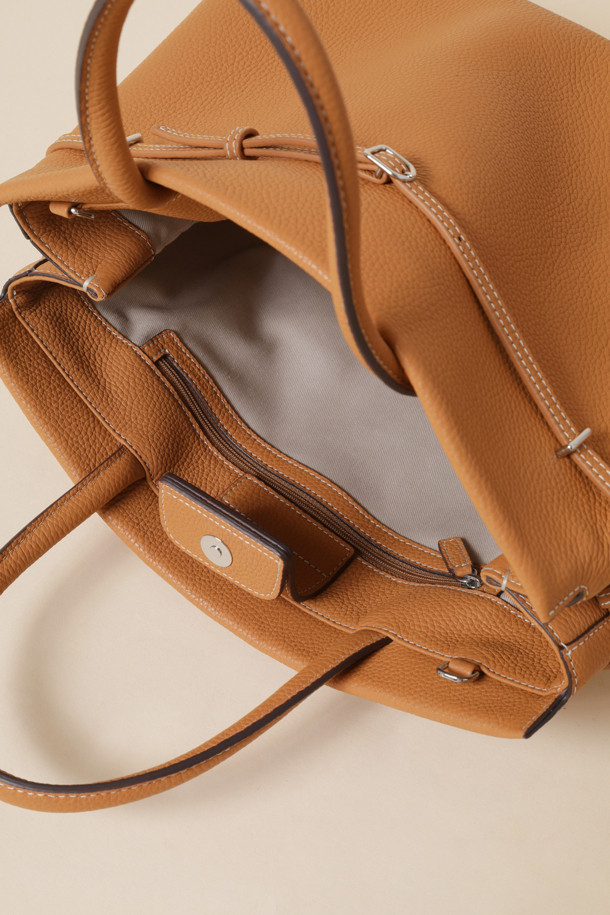 세련된 Adele 토트 36은 브라운과 카멜 두 가지 색상으로 출시된 여성용 토트백입니다. 가죽 소재로 제작되어 고급스러운 느낌을 주며, 미디엄 사이즈로 실용성을 더했습니다. 사각형 디자인에 지퍼형 잠금 방식으로 소지품을 안전하게 보관할 수 있습니다. 숄더 스트랩이 있어 숄더백으로도 활용 가능하며, 오피스룩, 비즈니스 캐주얼, 모임룩 등 다양한 TPO에 잘 어울립니다. 클래식, 미니멀, 시크 스타일을 즐겨 입는 여성에게 추천합니다.
