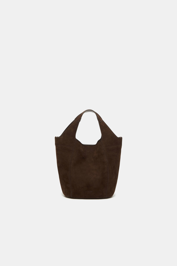 세련된 무드를 연출하는 '티베리 토트 17 스웨이드' 입니다. 부드러운 스웨이드 소재와 브라운 컬러가 만나 고급스러운 분위기를 자아냅니다. 미디엄 사이즈의 반원 모양 토트백으로, 숄더 스트랩이 있어 크로스바디 스타일로도 연출 가능합니다. 오픈형 잠금 방식을 채택하여 편리하게 소지품을 꺼낼 수 있으며, 데이트룩, 모임룩, 출근룩 등 다양한 TPO에 활용 가능합니다. 클래식, 미니멀, 시크 스타일을 즐겨 입는 여성분들께 추천합니다.
