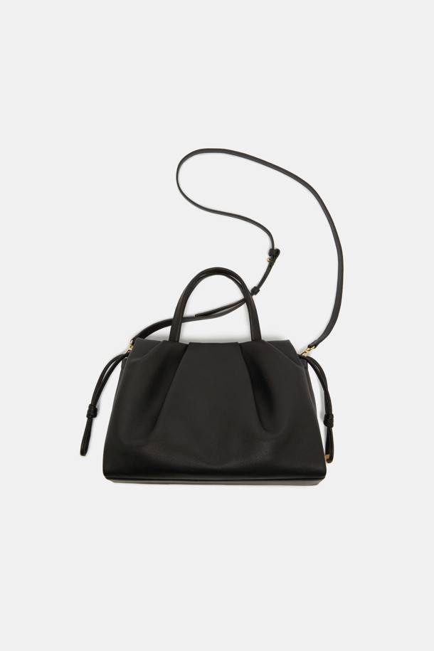 세련된 여성의 일상과 특별한 날을 빛내줄 비아 토트 32 토트백입니다. 부드러운 소가죽 소재에 엠보싱 패턴을 더해 고급스러운 느낌을 선사하며, 플리츠와 스크류 디테일로 포인트를 주어 클래식하면서도 시크한 매력을 강조합니다. 2-way 스타일로 숄더 스트랩 탈부착 및 조절이 가능하여 출근룩, 오피스룩, 모임룩 등 다양한 TPO에 맞춰 활용할 수 있습니다. 내부에는 지퍼 포켓 1개와 오픈 포켓 1개가 있어 실용적인 수납이 가능하며, 미디엄 사이즈로 데일리 아이템을 넉넉하게 수납할 수 있습니다. 골드와 실버 하드웨어, 사각 모양에 마그네틱형 잠금 방식으로 편리함까지 더했습니다.
