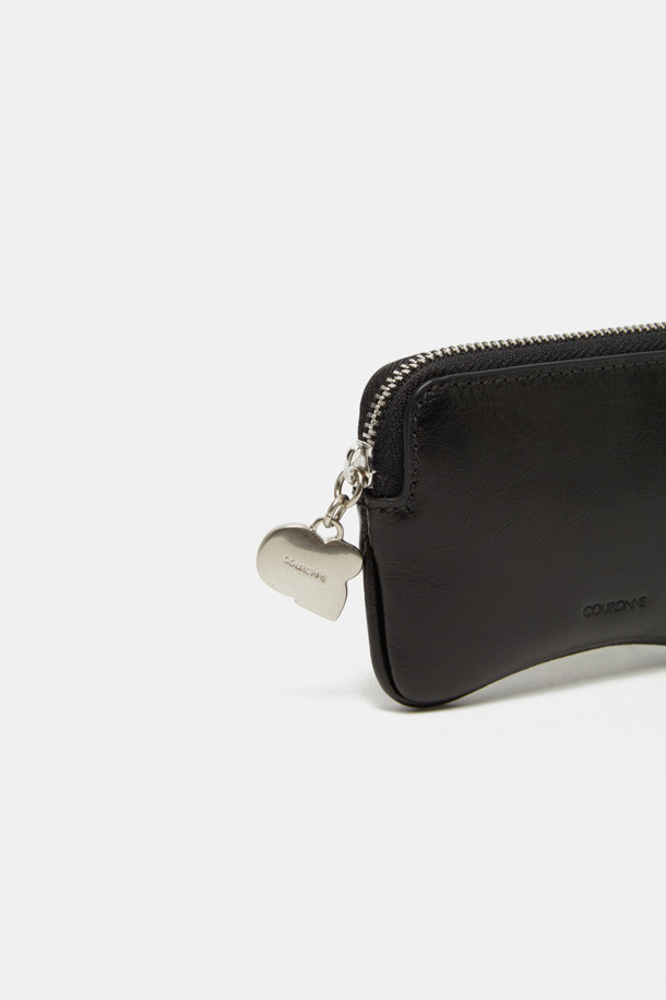 이브르 미니 카드는 크림, 실버 두 가지 컬러로 출시된 소가죽 소재의 미니 카드지갑입니다. 곡선형 디자인에 주름 패턴이 돋보이며, 메달 장식이 포인트를 더합니다. 내부에는 오른쪽 포켓 1개와 메인 수납공간 1개가 있어 키, 동전, 카드 등을 넉넉하게 수납할 수 있습니다. 데이트룩, 카페룩, 쇼핑룩 등 다양한 TPO에 잘 어울리며, 클래식, 미니멀, 시크 스타일을 즐기는 분들께 추천합니다. 이브르 미니 카드는 지갑 또는 가방 참으로 활용 가능하여 실용성을 높였습니다.
