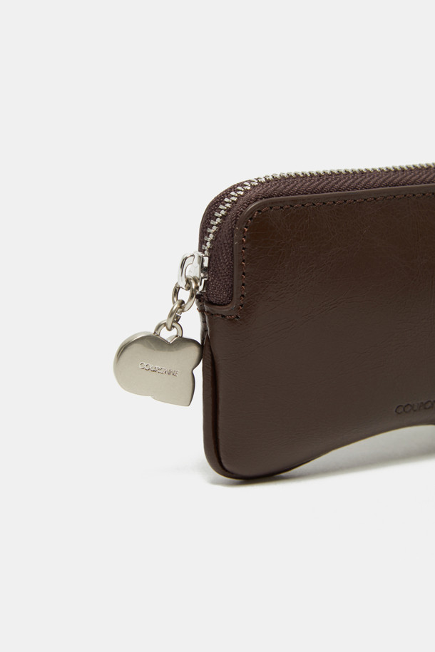 아이브레스 미니 카드입니다. 부드러운 소가죽 소재의 곡선형 카드지갑으로, 크림색 컬러와 실버 메달 장식이 특징입니다. 내부에는 우측 포켓 1개와 메인 수납공간 1개가 있어 수납력을 높였습니다. 미니멀하고 시크한 디자인으로 데이트룩, 쇼핑룩, 카페룩 등 다양한 스타일에 활용 가능하며, 지갑 또는 백참으로도 사용할 수 있습니다. 여성 고객을 위한 필수 아이템입니다.
