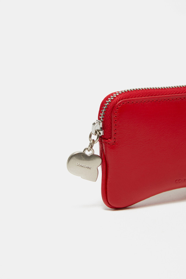 ## Ivresse(이베르스) 미니 카드

Ivresse(이베르스) 미니 카드는 곡선형 실루엣의 미니 사이즈 카드지갑입니다. 부드러운 소가죽 소재에 크림 컬러로 제작되어 클래식하고 시크한 스타일을 연출합니다. 메달 디자인과 실버 하드웨어 장식이 포인트이며, 키, 동전, 카드를 수납할 수 있습니다. 데이트룩, 쇼핑룩, 카페룩 등 다양한 TPO에 활용 가능하며 백참으로도 사용 가능한 실용적인 아이템입니다. 심플한 디자인과 타임리스 시크함을 담아 소장 가치를 높였습니다.
