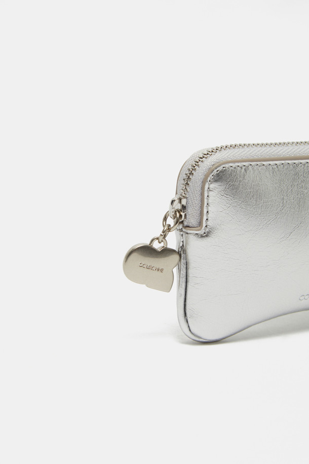 이브레스 미니 카드 지갑은 부드러운 소가죽과 면 소재로 제작되어 고급스러운 촉감을 선사합니다. 크림과 실버 컬러로 출시되었으며, 곡선 실루엣과 메달 장식이 돋보이는 디자인입니다. 미니 사이즈로, 키, 동전, 카드 수납이 가능하며, 지갑 및 가방 참으로도 활용할 수 있습니다. 내부에는 오른쪽 포켓 1개와 메인 수납공간 1개가 마련되어 실용성을 더했습니다. 주름 가죽 텍스처와 실버 컬러 하드웨어의 조화가 클래식, 미니멀, 시크 스타일에 잘 어울립니다. 데이트룩, 카페룩, 쇼핑룩에 매치하여 세련된 룩을 연출해보세요.
