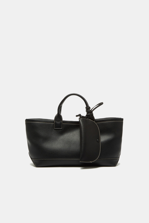 쎄느 선글라스 파우치는 미니멀하고 클래식한 스타일을 추구하는 여성을 위한 선글라스 보관용 파우치입니다. 라미네이티드 레더 소재로 제작되어 생활 방수, 방습 기능을 갖춰 선글라스를 안전하게 보호합니다. 스크래치를 방지하며 내부 수납공간을 통해 선글라스를 편리하게 보관할 수 있으며, 관리가 용이합니다. 단독 파우치로 사용하거나 가방에 부착하여 활용할 수 있으며, 천연 가죽 대비 내구성이 우수합니다.
