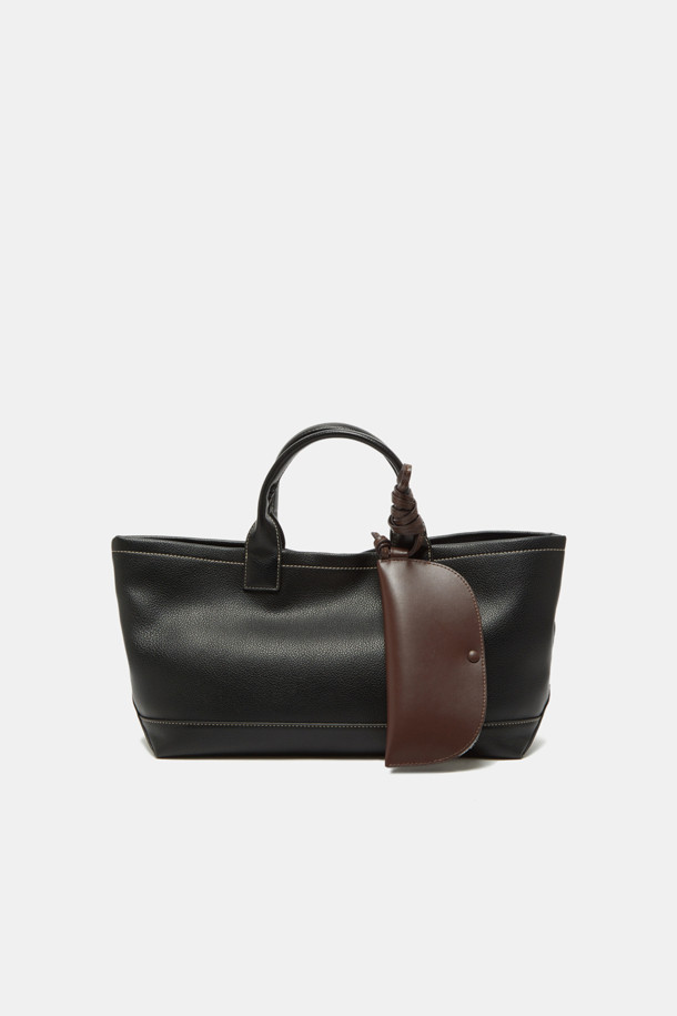 Seine(세느) 선글라스 파우치입니다. 미니멀하고 클래식한 스타일의 여성용 파우치로, 천연 가죽 소재를 사용하여 고급스러움을 더했습니다. 스크래치 방지, 내구성 강화, 관리 용이성을 위해 필름 코팅 처리가 되었으며, 광택감이 은은하게 감돕니다. 사각 디자인에 스냅 잠금 방식으로 제작되었으며, 참 부착이 가능하고 내부 수납공간이 있어 실용적입니다. 일상생활에서 선글라스를 안전하게 보호하고 스타일리시하게 휴대할 수 있습니다.
