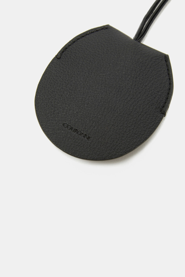 듀 미러 참은 매트 실버 컬러의 미니멀한 스타일을 추구하는 공용 참 장식입니다. 합성가죽과 금속 소재로 제작되었으며, 심플하고 시대를 초월하는 디자인이 특징입니다. 듀 미러 참은 생활 방수 기능과 함께 경량성을 갖춰 가방에 부착하여 사용하기 편리합니다. 내장된 미러는 독립형 손거울로 활용 가능하여, 일상생활에서 실용성을 더합니다.
