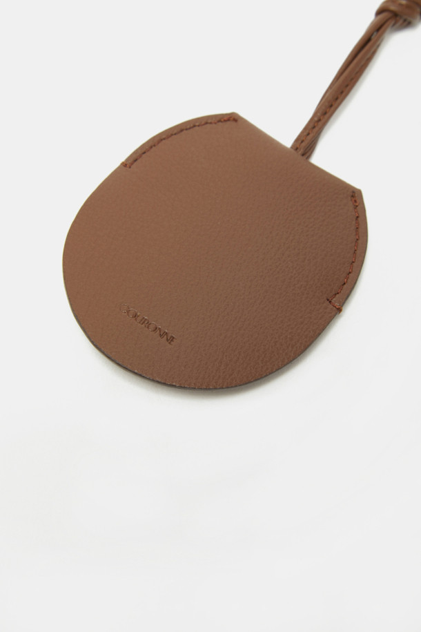 듀 미러 참은 매트 실버 컬러의 미니멀한 디자인이 돋보이는 미러참입니다. 합성가죽 소재로 제작되어 가볍고 여름철에도 쾌적하게 착용할 수 있습니다. 가방에 부착하여 간편하게 휴대할 수 있으며, 독립형 손거울 기능으로 언제 어디서든 편리하게 사용할 수 있습니다. 방수 및 오염 방지 기능으로 우천 시에도 관리가 용이하며, 캐주얼, 시크 스타일의 다양한 룩에 포인트 아이템으로 활용하기 좋습니다. 동네 마실룩, 쇼핑룩, 카페룩 등 TPO에 구애받지 않고 폭넓게 매치할 수 있습니다.
