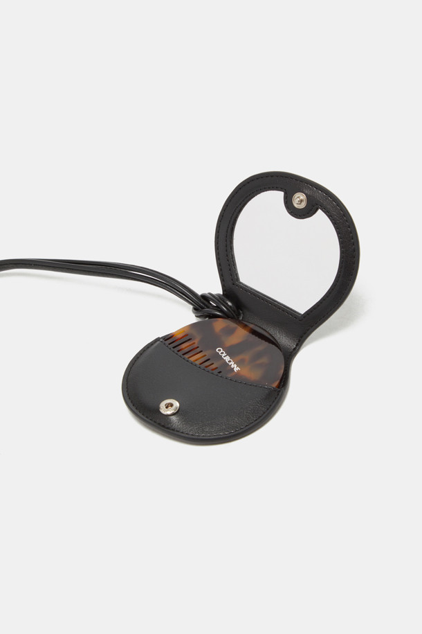 Billo(빌로) 미러 브러쉬 참은 부드러운 스웨이드 터치감과 은은한 광택이 돋보이는 합성가죽 소재의 미니 사이즈 참/키링입니다. 원형 디자인에 거울과 브러쉬가 달려 실용성을 더하며, 유려한 곡선 라인이 돋보입니다. 가방에 포인트를 더하거나 목걸이로 활용 가능하며, 긴 끈이 포함되어 있습니다. 물이나 오염물 침투를 방지하며, 일반 레더 소재보다 가볍게 제작되었습니다. 클래식, 미니멀, 캐주얼 스타일의 데이트룩, 쇼핑룩, 카페룩에 잘 어울립니다.
