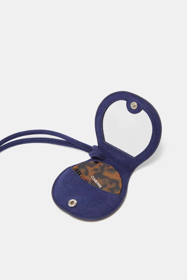 Billo(빌로) 미러 브러쉬 참은 가방에 포인트를 더해주는 액세서리입니다. 부드러운 스웨이드 터치감과 은은한 광택감을 선사하며, 내부에는 거울과 브라운 원형 빗이 내장되어 실용성을 높였습니다. 긴 끈이 포함되어 목걸이처럼 착용하거나 가방 참으로 활용 가능하며, 데이트룩, 쇼핑룩, 여행룩 등 다양한 TPO에 미니멀, 캐주얼, 클래식 스타일로 연출하기 좋습니다. 합성가죽 소재로 일반 레더보다 가볍고, 여름철에도 부담 없이 사용할 수 있으며, 물이나 오염물 침투를 막아 장마철에도 관리가 용이합니다.
