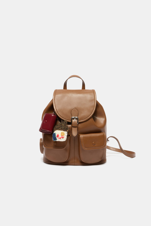 Buttony (버튼이) 에어팟 케이스는 미니멀한 디자인과 세련된 실버 하드웨어의 조화가 돋보이는 제품입니다. 와인 컬러의 부드러운 합성가죽 소재에 탈부착 가능한 스트랩이 더해져 편안한 착용감을 제공합니다. 스냅 잠금 방식으로 에어팟을 안전하게 보호하며, 가벼운 무게감과 얼룩 방지 기능으로 실용성을 높였습니다. 동네 마실룩이나 카페룩과 같은 캐주얼하면서도 클래식한 스타일을 연출하기에 좋습니다. 에어팟 전기종과 호환되어 다양한 사용자에게 적합합니다.
