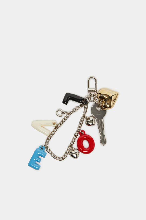 다양한 심볼릭 레터링 디자인이 돋보이는 레터링 참 액세서리입니다. 실버와 멀티컬러 두 가지 색상으로 제공되며, 니켈 소재로 제작되어 내구성이 뛰어납니다. 가방, 지갑 등 다양한 액세서리에 탈부착하여 포인트를 줄 수 있습니다. 'LOVE' 레터링을 포함하여 개성 넘치는 스타일을 연출해보세요. 디자인은 랜덤으로 발송됩니다.
