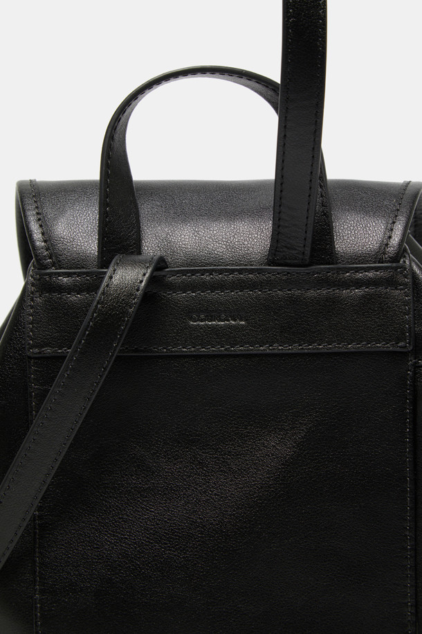 Buttony 백팩 24는 부드러운 소가죽 소재의 여성용 백팩입니다. 24 사이즈로, 플랩 디자인과 버클, 실버 하드웨어 장식이 돋보이며, 사각 모양에 무지 패턴으로 제작되었습니다. 사이즈 조절과 손잡이 기능을 갖췄으며, 부드러운 실루엣과 구조적인 디테일이 특징입니다. 외부 오픈 포켓 2개, 지퍼 포켓 1개, 내부 백패널 포켓 1개, 버튼형 잠금과 조임 끈으로 내용물을 안전하게 보관할 수 있습니다. 오피스룩, 출근룩, 모임룩 등 다양한 TPO에 클래식, 미니멀, 시크한 스타일을 더해줍니다.
