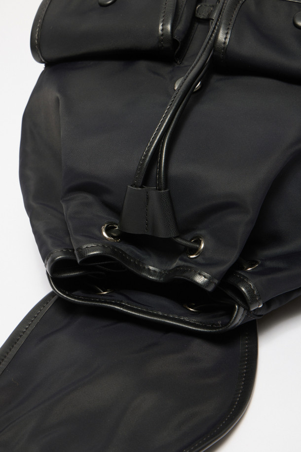 Buttony 백팩 24 나일론은 여성용 가방으로, 미니멀, 클래식, 시크한 스타일을 연출합니다. 부드러운 곡선 실루엣과 구조적 디테일, 자연스러운 볼륨감이 특징이며, 블랙 컬러의 무지 디자인으로 어떤 룩에도 잘 어울립니다. 나일론, 합성가죽, 소가죽 소재가 사용되었으며, 실버 하드웨어와 버클, 버튼 장식이 돋보입니다. 24 사이즈의 사각형 가방으로, 데이트룩, 카페룩, 쇼핑룩에 적합하며, 외부 및 내부 포켓을 갖춰 수납력을 높였습니다.
