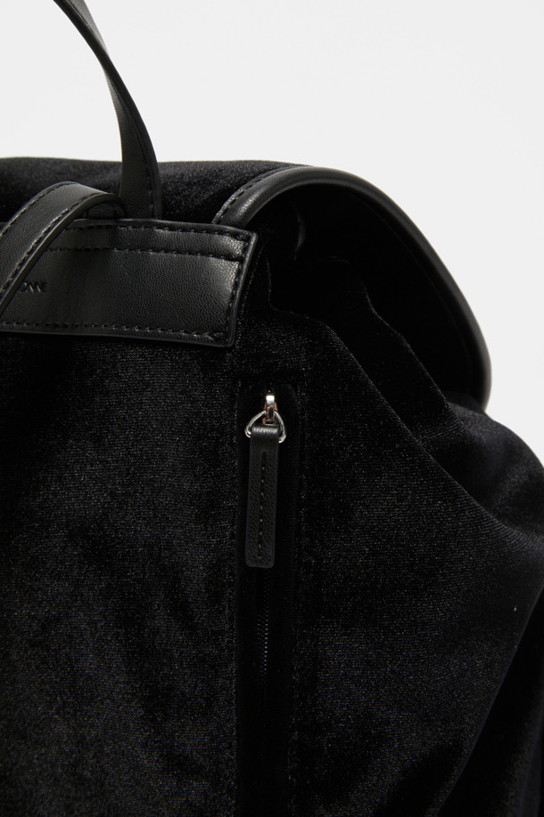 블랙 벨벳 소재의 Buttony 백팩 24 벨벳은 미니멀하고 모던한 스타일을 추구하는 여성들을 위한 백팩입니다. 24 사이즈로, 출근룩과 모임룩 모두에 잘 어울립니다. 사각 디자인에 버튼 디테일이 포인트로 들어가 있으며, 숄더 스트랩으로 편안하게 착용할 수 있습니다. 클래식하고 시크한 스타일을 연출하기 좋으며, 일상생활에서 활용하기 좋은 실용적인 가방입니다.
