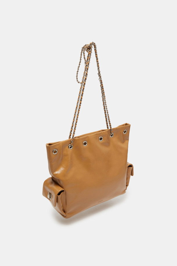 세련된 디자인의 노아 체인 백팩 29 (Noa Chain Backpack 29)을 소개합니다. 부드러운 소가죽 소재로 제작되었으며, 매트 실버 하드웨어와 글로시 마감으로 고급스러움을 더했습니다. 미디엄 사이즈의 사각 쉐입 백팩으로, 11인치 iPad 수납이 가능하며 양쪽 사이드 포켓과 내부 포켓 1개로 실용성을 높였습니다. 숄더백, 크로스백, 핸드백으로 변형 가능하여 다양한 스타일 연출이 가능하며, 체인 디테일로 포인트를 주어 데이트룩, 쇼핑룩, 모임룩 등 어떤 TPO에도 잘 어울립니다. 미니멀하고 시크한 스타일을 선호하는 여성분들께 추천합니다.
