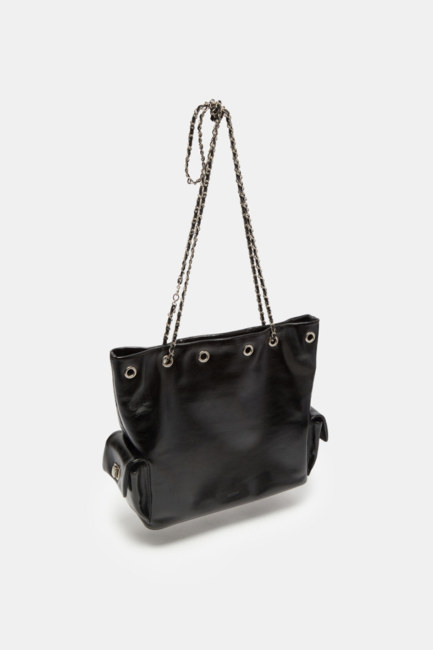 Noa 체인 백팩 29는 여성들을 위한 미디엄 사이즈의 블랙 소가죽 백팩입니다. 광택 있는 가죽 마감과 사각 쉐입, 체인 장식이 클래식하면서도 모던한 스타일을 연출합니다. 태블릿 수납이 가능하며, 내부 포켓과 측면 포켓으로 실용성을 더했습니다. 숄더백 또는 크로스백으로 변형하여 오피스룩, 모임룩 등 다양한 TPO에 활용 가능하며, 미니멀하고 시크한 스타일을 완성합니다. 버클형 잠금 방식으로 안전하게 소지품을 보관할 수 있습니다.
