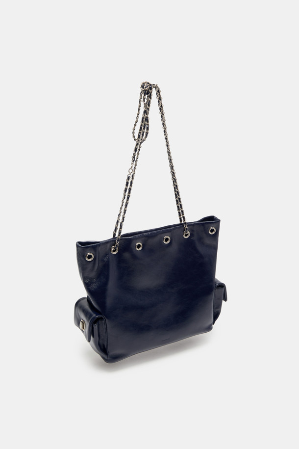 Noa 체인 백팩 29는 여성스러운 매력을 강조하는 미디엄 사이즈 백팩입니다. 부드러운 소가죽 소재와 블랙 컬러, 무지 디자인으로 모던하면서도 시크한 분위기를 연출합니다. 사각 쉐입과 곡선 디자인의 조화가 돋보이며, 체인 장식 디테일이 포인트입니다. 사이즈 조절 가능한 스트랩, 손잡이, 측면 및 내부 포켓, 그리고 11인치 아이패드 수납이 가능하여 실용성을 더했습니다. 컨버터블 스트랩 시스템으로 숄더백과 크로스백으로 활용할 수 있으며, 오피스룩, 모임룩, 데이트룩 등 다양한 TPO에 클래식, 미니멀, 시크 스타일을 연출하기 좋습니다.
