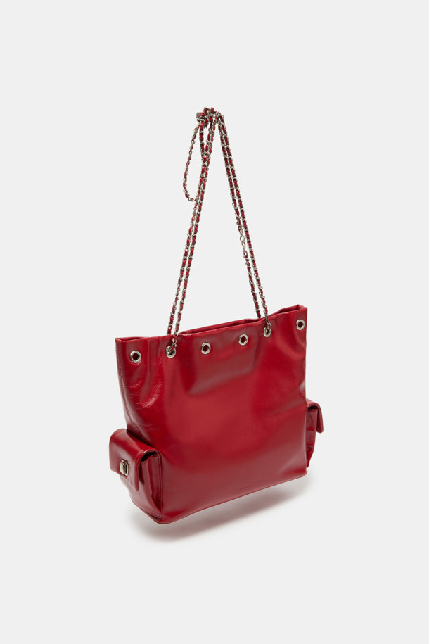 Noa 체인 백팩 29는 여성스러운 매력을 더해줄 미디엄 사이즈의 사각 백팩입니다. 소가죽 소재의 레드 컬러, 무지 패턴 디자인으로 클래식하고 엘레강스한 스타일을 연출합니다. 11인치 아이패드 수납이 가능하며, 내부 포켓, 측면 포켓이 있어 실용적입니다. 숄더, 크로스, 백팩 3way로 연출 가능하며, 체인 스트랩으로 길이 조절이 가능하여 데이트룩, 모임룩 등 다양한 TPO에 맞춰 시크하고 미니멀한 스타일을 완성할 수 있습니다. 매트 실버 하드웨어 디테일이 고급스러움을 더합니다.
