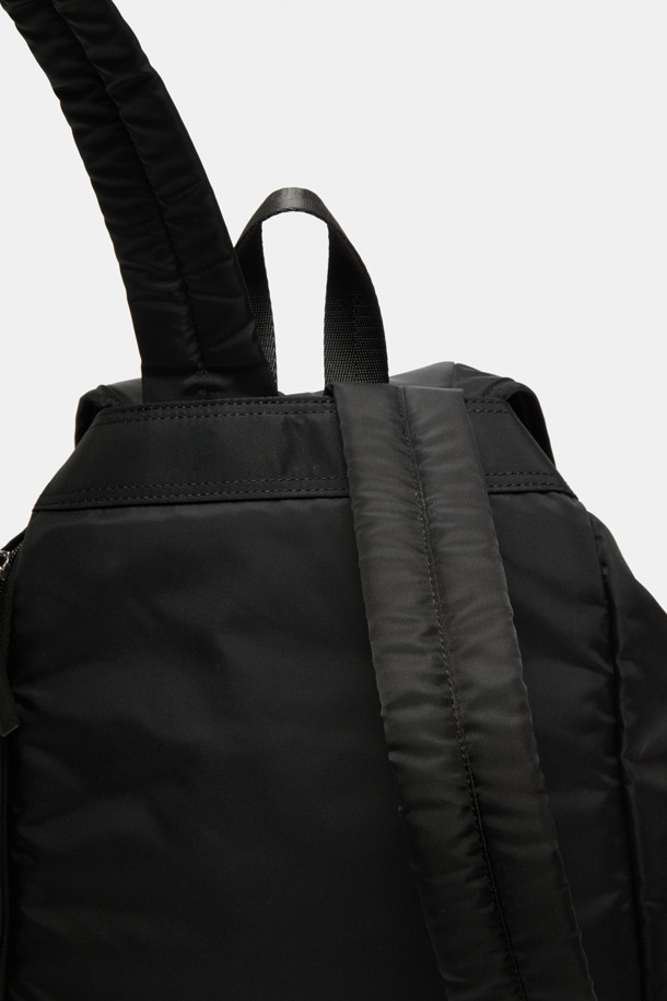 Mova 백팩 34는 남녀 모두 사용 가능한 미디엄 사이즈의 사각 백팩입니다. 블랙 색상의 무지 패턴으로 미니멀, 캐주얼, 클래식 스타일을 연출하며, 여행룩에 잘 어울립니다. 13인치, 16인치 노트북 및 태블릿을 수납할 수 있으며, 분리형 수납 파우치와 전면 지퍼 포켓이 있어 실용적입니다. 나일론 소재에 지퍼와 버클 디자인 장식이 더해졌으며, 조절 가능한 스트랩과 지퍼형 잠금 방식으로 편리함을 더했습니다. 일상 및 여행 시 유용하게 사용할 수 있습니다.
