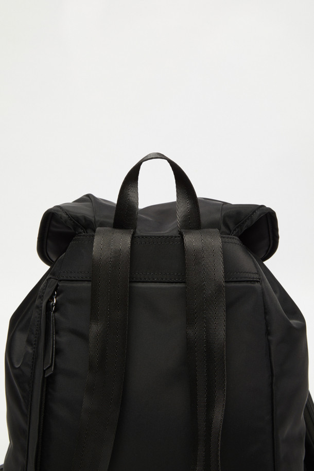 **Mova 백팩 29**는 여성용 미디엄 사이즈 백팩으로, 나일론 소재의 무지 디자인에 버클 장식이 돋보입니다. 수납의 편의성을 높이는 다양한 특징들을 갖추고 있는데, 태블릿/아이패드 수납이 가능하며, 분리형 멀티 파우치와 2개의 외부 지퍼 포켓, 1개의 내부 오픈 포켓, 그리고 1개의 내부 지퍼 포켓이 있습니다. 또한 외부 패스스루 지퍼가 있어 편리하며, 가방은 사각형 모양으로 지퍼와 버클로 잠글 수 있습니다. 일상생활에서 미니멀하고 캐주얼한 스타일을 연출하기에 적합합니다.
