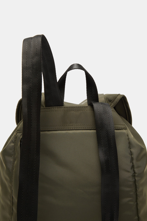 Mova 백팩 29는 여성용 미디엄 사이즈의 나일론 소재 가방입니다. 무지 패턴의 사각 디자인으로, 지퍼 포켓과 멀티 파우치 등의 디자인 장식이 돋보입니다. 13인치 디바이스 수납이 가능하며, 사이즈 조절 및 손잡이 기능이 갖춰져 있습니다. 소프트 바디 구조와 더불어 외부 지퍼 포켓 2개, 내부 오픈 포켓 1개, 내부 지퍼 포켓 1개, 외부 패스스루 지퍼 1개, 분리형 멀티 파우치, 조절 가능한 스트랩 등으로 실용성을 더했습니다. 지퍼형 잠금 방식으로, 미니멀하고 베이직한 스타일을 연출하여 일상생활에서 활용하기 좋습니다.
