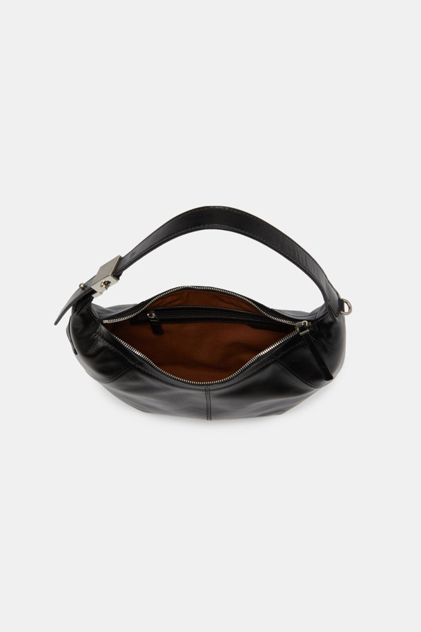 Faugeres 크로스 31은 여성스러운 매력을 더하는 스몰 사이즈의 크로스백입니다. 부드러운 소가죽 소재에 크링클 엠보싱 텍스처를 더해 고급스러움을 강조했으며, 블랙, 커스터드, 그라운드 커피 세 가지 컬러로 만나볼 수 있습니다. 내부 지퍼 포켓과 오픈 포켓, 조절 가능한 스트랩으로 실용성을 높였으며, 바디에 밀착되어 편안한 착용감을 선사합니다. 반원 형태의 디자인에 D-링 장식으로 포인트를 주었으며, 그라운드 커피 컬러에는 골드 하드웨어, 다른 컬러에는 실버 하드웨어를 사용하여 각 컬러의 매력을 더했습니다. 데이트룩, 쇼핑룩 등 다양한 스타일에 미니멀, 클래식, 시크한 무드를 연출해보세요.
