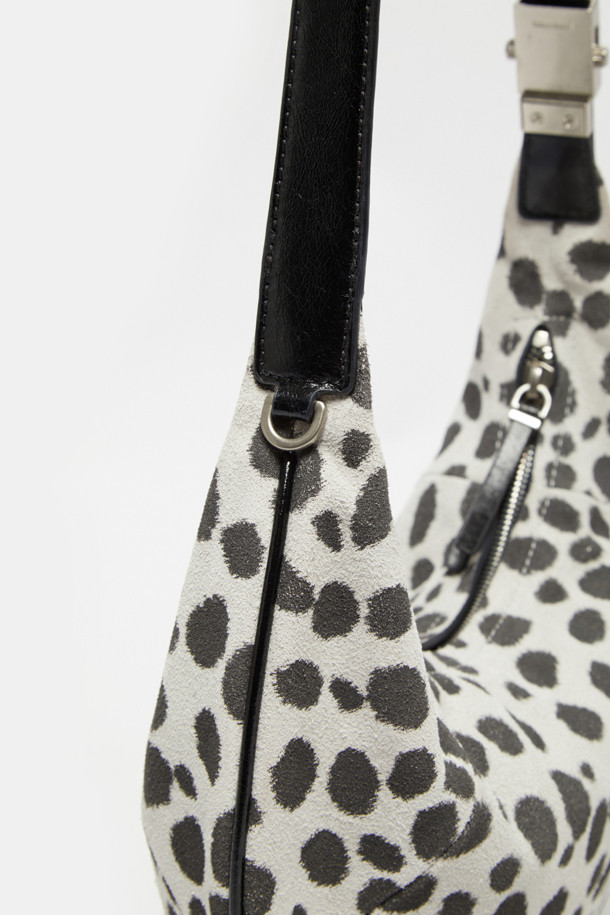 파고레스 크로스 31 밤비는 여성용 크로스백으로, 블랙과 화이트 두 가지 색상으로 만나볼 수 있습니다. 부드러운 가죽 소재에 귀여운 도트 및 애니멀 패턴이 돋보이며, 미디엄 사이즈로 제작되어 실용성을 더했습니다. 사각형 쉐입에 지퍼형 잠금 방식으로 소지품을 안전하게 보관할 수 있으며, 숄더 스트랩으로 편안하게 착용 가능합니다. 데이트룩, 모임룩 등 특별한 날은 물론, 미니멀, 시크 스타일에 맞춰 일상에서도 세련되게 연출할 수 있습니다.
