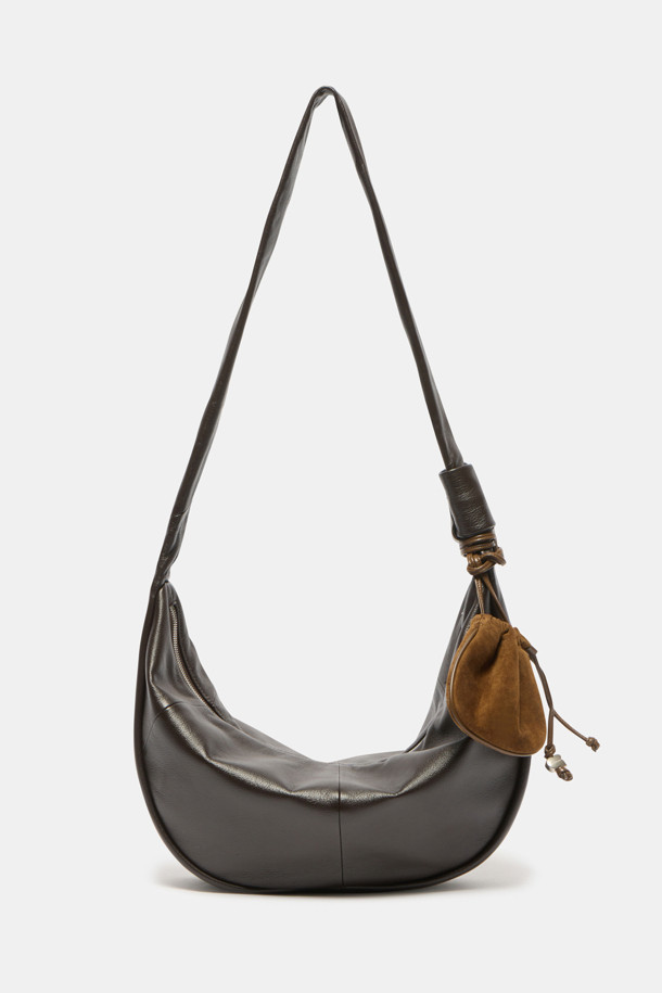 파고레스 보우 크로스 47는 부드러운 소가죽 소재의 미디엄 사이즈 여성 가방입니다. 자연스러운 폴딩 디자인과 리본 장식이 돋보이며, 내추럴 레더톤과 실버 컬러로 출시되었습니다. 숄더 및 크로스 형태로 착용 가능하며, 내부 포켓 1개와 함께 아이패드 11인치, 아이패드 미니, 아이폰, 맥북 프로까지 수납할 수 있어 실용적입니다. 심플하고 캐주얼한 실루엣으로 데이트룩, 쇼핑룩 등 다양한 일상 스타일에 클래식, 미니멀, 캐주얼 무드로 연출할 수 있습니다. 2way 스트랩으로 다양한 스타일을 연출할 수 있으며, 넉넉한 수납공간을 제공합니다.
