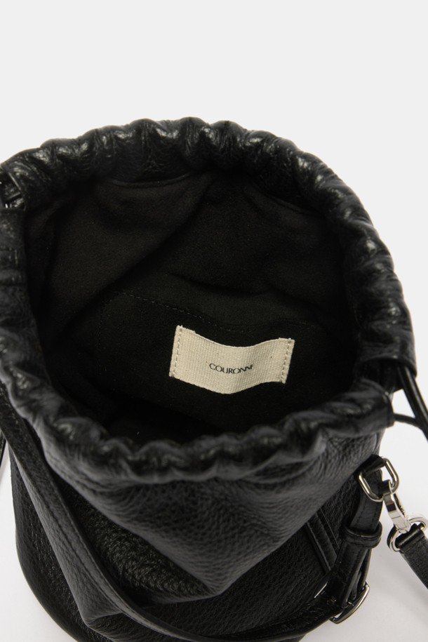 Bilo Cross 15 (빌로 크로스 15) 여성 가방입니다. 부드러운 소가죽 소재의 블랙 컬러 버킷백으로, 미니멀하고 클래식한 스타일을 연출합니다. 버클과 실버 하드웨어 장식이 포인트이며, 조임용 끈으로 간편하게 잠글 수 있습니다. 2-way 착용 가능하며, 탈부착 가능한 크로스 스트랩과 내부 오픈 포켓을 갖춰 실용성을 더했습니다. 사용할수록 자연스러운 멋이 더해지는 데일리 백입니다.
