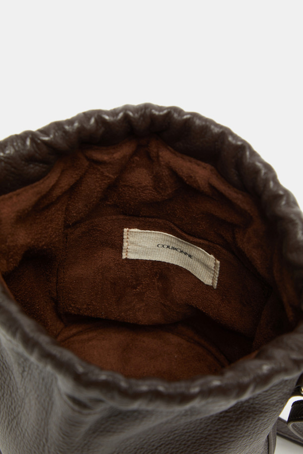 빌로 크로스 15는 부드러운 소가죽 소재에 실버 하드웨어 버클 장식으로 포인트를 준 여성 가방입니다. 15 사이즈로, 토트백과 크로스백 두 가지 스타일로 연출 가능한 2way 디자인이며, 탈부착 가능한 크로스 스트랩과 토트 핸들이 있어 실용적입니다. 내부에는 오픈 포켓 1개가 있으며, 조임용 끈으로 간편하게 여닫을 수 있습니다. 데이트룩, 쇼핑룩 등 다양한 TPO에 클래식, 미니멀, 시크한 스타일을 더해줍니다. 사용할수록 가죽 특유의 자연스러운 멋을 느낄 수 있는 가방입니다.
