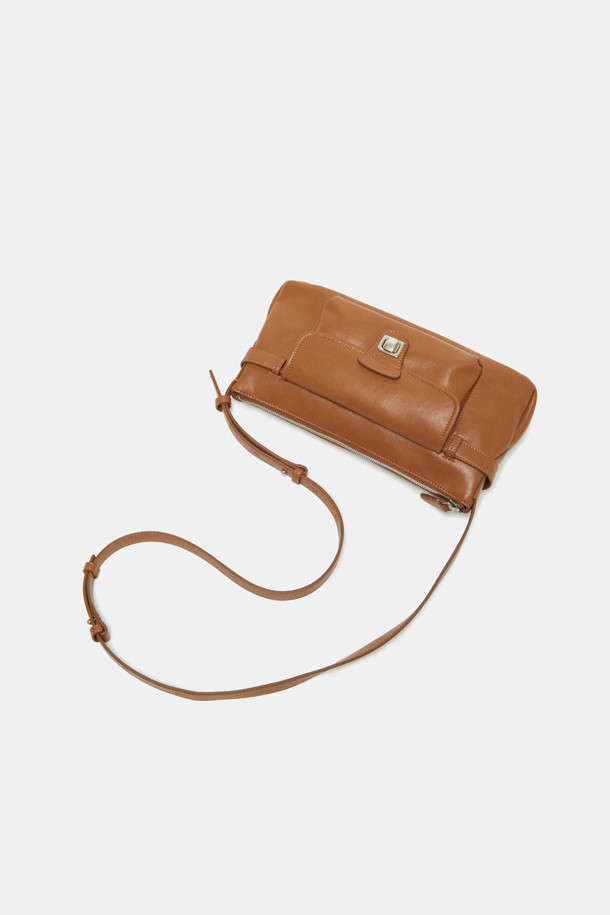 노아 포켓 크로스 31은 세련된 디자인과 실용성을 겸비한 여성용 크로스백입니다. 인조가죽과 면 소재로 제작되어 내구성이 뛰어나며, 블랙, 브라운, 카멜 세 가지 색상으로 출시되었습니다. 미니멀하고 모던한 스타일로, 데이트룩과 쇼핑룩에 잘 어울리며, 2-way 착용이 가능하여 다양한 스타일을 연출할 수 있습니다. 가방 내부에는 지퍼 포켓이 있어 소지품을 안전하게 보관할 수 있으며, 탈부착 가능한 크로스 스트랩과 실버 컬러 하드웨어, 버클 디자인이 특징입니다. 생활 방수 기능으로 갑작스러운 비에도 안심하고 사용할 수 있으며, 실용적인 가로형 사이즈에 편안한 착용감을 제공합니다.
