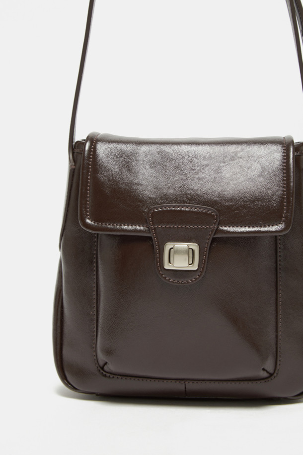 Noa 포켓 크로스 19는 여성스러운 매력을 더해줄 가죽 소재의 미디엄 사이즈 크로스백입니다. 브라운 컬러의 심플한 디자인에 버클 장식으로 포인트를 주어 클래식, 미니멀, 시크 스타일을 연출하기 좋습니다. 숄더 스트랩 탈부착이 가능하여 다양한 스타일로 활용할 수 있으며, 일상, 출근룩, 모임룩, 데이트룩 등 폭넓은 TPO에 잘 어울립니다. 마그네틱형 잠금 방식으로 편리하게 사용할 수 있는 실용적인 가방입니다.
