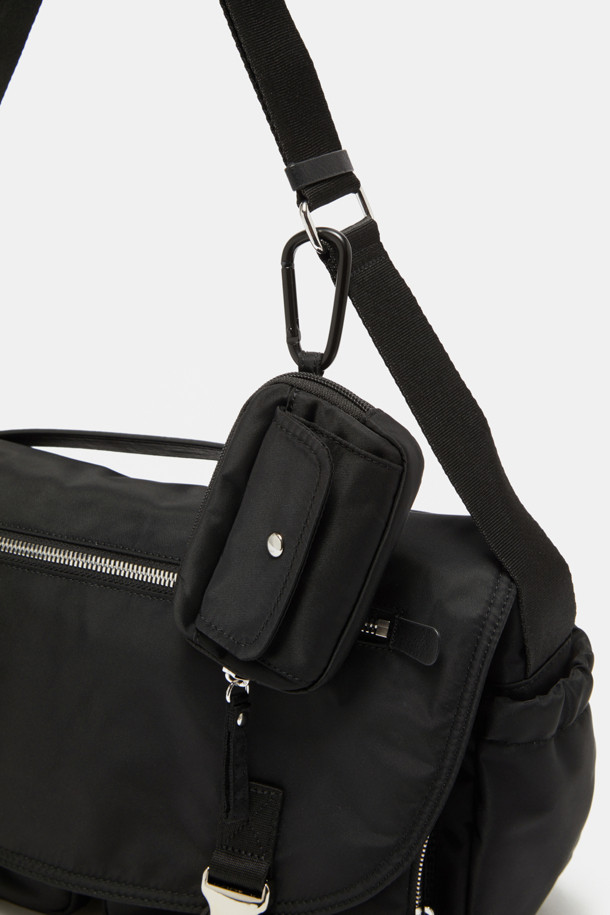 모바 메신저 크로스 36은 미디엄 사이즈의 사각 메신저백으로, 나일론과 폴리우레탄 소재로 제작되어 내구성이 뛰어납니다. 블랙 컬러의 무지 디자인으로, 미니멀, 시크, 캐주얼 스타일을 연출하기 좋습니다. 13인치 아이패드 수납이 가능하며, 멀티 수납 공간과 탈부착 가능한 멀티 파우치를 통해 수납력을 높였습니다. 도시적인 무드를 자아내며, 탈부착 가능한 카라비너와 지퍼 디자인으로 실용성을 더했습니다. 일상 및 여행룩에 모두 잘 어울리는 유니섹스 디자인의 메신저백입니다.
