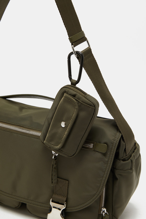 Mova 메신저 크로스 36은 남녀공용으로, 미니멀, 캐주얼, 시티보이 스타일을 즐기는 분들을 위한 가방입니다. 나일론과 폴리우레탄 소재로 제작되어 튼튼하며, 13인치 사이즈의 미디엄 크기로 넉넉한 수납 공간을 제공합니다. 무지 디자인에 실버 하드웨어 장식으로 포인트를 더했으며, 탈부착 가능한 멀티 파우치/지갑 분리가 가능합니다. 여행룩, 출근룩 등 다양한 TPO에 활용하기 좋으며, 전면 및 후면 지퍼 포켓, 우측 포켓, 내부 포켓 등 넉넉한 수납 공간을 갖춘 실용적인 사각 메신저백입니다. 지퍼형 잠금 방식으로 소지품을 안전하게 보관할 수 있습니다.
