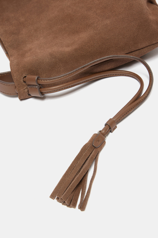 Faugeres 태슬 크로스 23은 부드러운 스웨이드 소재로 제작된 여성용 미디엄 사이즈 크로스백입니다. 캐주얼, 미니멀, 클래식 스타일에 잘 어울리며, 브라운 컬러와 무지 패턴으로 세련된 멋을 더합니다. 반원 형태의 가방 디자인에 태슬 장식이 포인트로 더해져 유니크함을 강조합니다. 지퍼형 잠금 방식으로 소지품을 안전하게 보관할 수 있으며, 숄더 스트랩과 크로스백 스트랩으로 다양한 스타일 연출이 가능합니다. 일상생활에서 편안하게 사용할 수 있는 실용적인 가방입니다.
