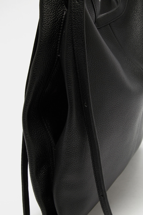 Seine Shoulder 36 (센느 숄더 36)은 여성스러운 스타일을 완성하는 미디엄 사이즈의 블랙 숄더백입니다. 소가죽 소재로 제작되어 고급스러운 분위기를 연출하며, 미니멀하고 클래식한 디자인이 특징입니다. 2way (투웨이) 스타일로 숄더백과 크로스백으로 활용 가능하며, 조절 가능한 스트랩으로 편안한 착용감을 제공합니다. 내부 및 외부 포켓, 아이패드 수납이 가능하여 실용성을 더했습니다. 출근룩과 오피스룩에 잘 어울리며, 시크하고 미니멀한 스타일을 연출하고 싶은 분들께 추천합니다.
