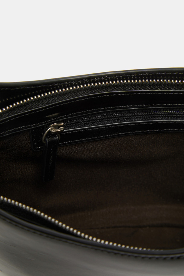 세련된 스타일을 완성해 줄 루나 숄더 29 (Luna Shoulder 29) 숄더백입니다. 부드러운 가죽 소재와 블랙 컬러, 미디엄 사이즈로 제작되어 데일리 가방으로 활용하기 좋습니다. 플랩 디자인과 마그네틱형 잠금 방식으로 실용성을 더했으며, 반원 모양과 버클 장식이 포인트가 되어 클래식, 미니멀, 시크 스타일을 연출하기 좋습니다. 오피스룩, 출근룩, 모임룩 등 다양한 TPO에 매치하여 세련된 스타일을 완성해 보세요.
