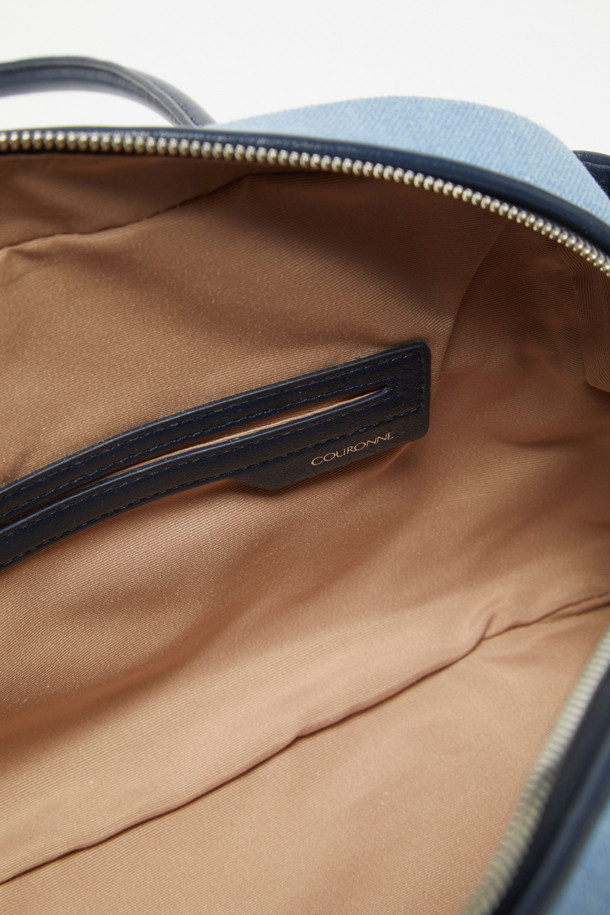 Vive 숄더 33 데님백은 여성 고객을 위한 미디엄 사이즈 숄더백입니다. 데님블루와 네이비 두 가지 색상으로 제공되며, 데님과 합성가죽 소재로 제작되어 캐주얼, 클래식, 미니멀 스타일을 모두 소화합니다. 사각형 쉐입에 지퍼형 잠금 방식으로 내용물을 안전하게 보관하며, 투톤 디자인과 더블 핸들로 포인트를 더했습니다. 데이트룩, 출근룩, 모임룩 등 다양한 TPO에 활용 가능합니다.
