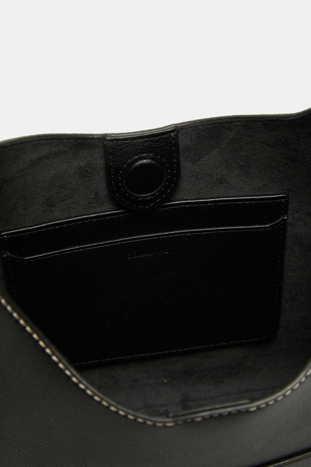 세느 이지 숄더 28은 미디엄 사이즈의 여성 숄더백입니다. 라미네이티드 레더와 혼방 소재로 제작되었으며, 부드러운 촉감과 내구성을 자랑합니다. 미니멀한 디자인에 실버 하드웨어, D링, 참 부착이 가능하며, 11인치 아이패드 수납이 가능합니다. 생활 방수, 방수 기능을 갖춰 실용적이며, 원핸들 숄더 스트랩과 크로스바디 스트랩 옵션, 다양한 착용 방식으로 데이트룩, 오피스룩, 모임룩 등 어떤 스타일에도 잘 어울립니다.
