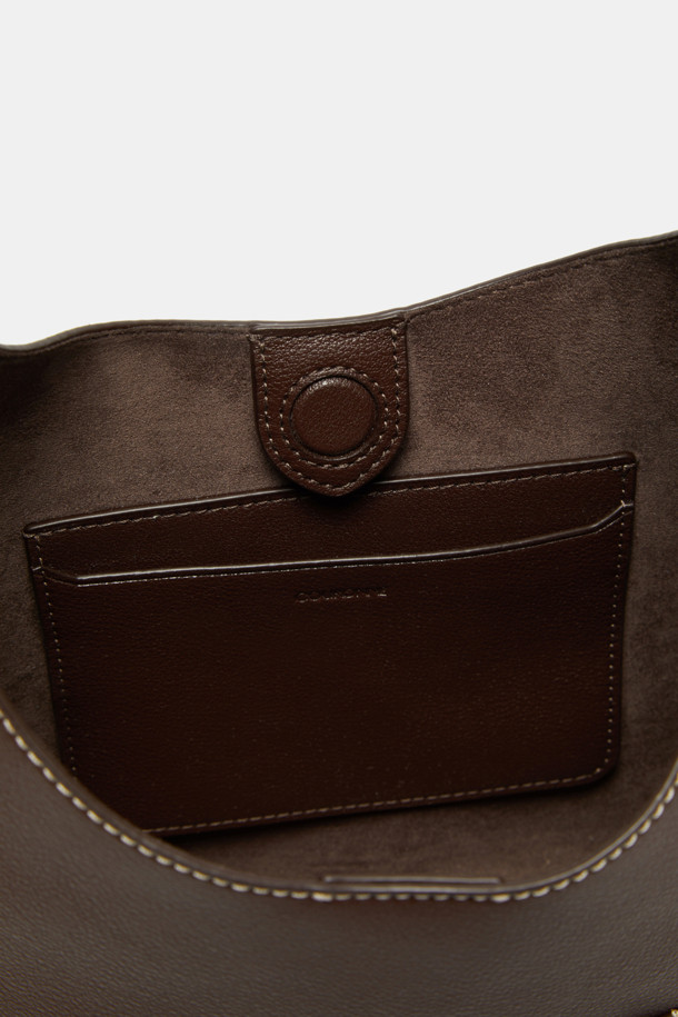 세느 이지 숄더 28은 여성용 미디엄 사이즈 숄더백으로, 라미네이팅 가죽과 혼방 소재로 제작되어 부드러운 텍스처와 감촉을 자랑합니다. 무지 디자인에 실버 하드웨어, D링, 참장식 부착 가능 디자인으로 클래식하고 미니멀한 스타일을 연출합니다. 스크래치 및 마모 방지 기능과 생활 방수가 가능하며, 내부 포켓 1개와 외부 포켓 1개, 그리고 크로스백으로도 활용할 수 있는 편리함을 갖췄습니다. 데이트룩, 쇼핑룩 등 일상에서 폭넓게 활용할 수 있는 베이직한 디자인의 가방입니다.
