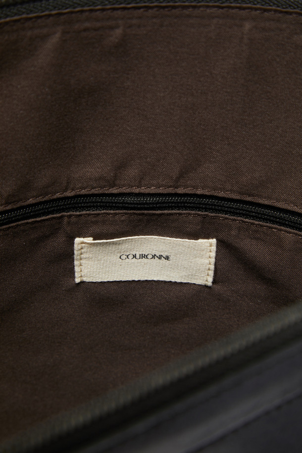 Hyper Zipper Shoulder 30 (하이퍼 지퍼 숄더 30)은 미니멀, 시크, 클래식 스타일을 추구하는 여성들을 위한 숄더백입니다. 검은색 나일론 소재로 제작되어 튼튼하며, 사각 모양에 지퍼 디자인으로 포인트를 주었습니다. 30 사이즈의 미디엄 크기로, 출근룩에 적합하며 수납 기능을 갖춰 실용적입니다. 숄더 스트랩과 지퍼형 잠금 방식이 특징이며, Hyper Zipper (하이퍼 지퍼) 시리즈의 제품입니다.
