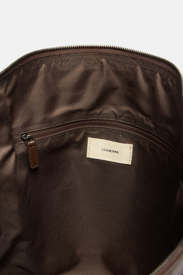 Hyper Zipper Shoulder 30 (하이퍼 지퍼 숄더 30)은 여성용 숄더백입니다. 브라운 컬러의 미디엄 사이즈 사각 숄더백으로, 무지 패턴의 합성가죽 소재로 제작되었습니다. 지퍼형 잠금 방식과 지퍼 디자인 장식이 특징이며, 숄더 스트랩으로 어깨에 편안하게 멜 수 있습니다. 오피스룩, 모임룩, 데이트룩 등 다양한 TPO에 클래식, 미니멀, 시크 스타일로 연출하기 좋습니다. 사이즈 조절이 가능하여 실용성을 더했습니다.
