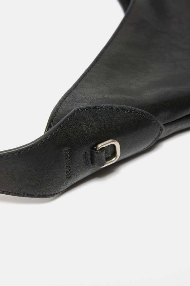 Faugeres 태슬 숄더 33은 여성용 숄더백입니다. 블랙 컬러의 가죽 소재로 제작되었으며, 미디엄 사이즈의 사각형 쉐입을 갖추었습니다. 무지 패턴에 태슬 장식이 포인트로 더해져 클래식, 미니멀, 시크 스타일을 연출합니다. 지퍼형 잠금 방식으로 내용물을 안전하게 보관할 수 있으며, 숄더 스트랩이 있어 오피스룩에 편안하게 코디할 수 있습니다. 일상용으로 활용하기 좋은 디자인입니다.
