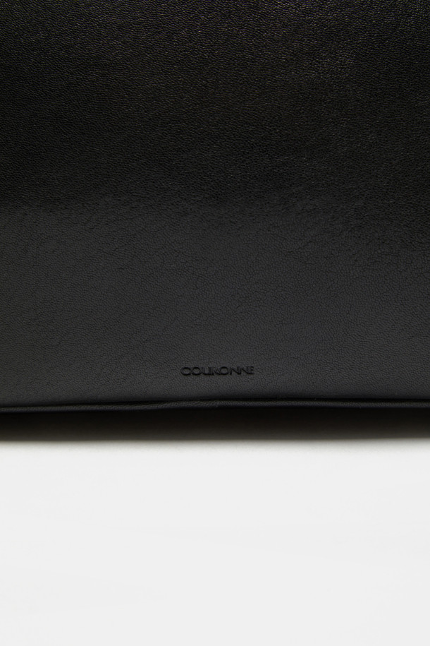 Hyper Zipper Shoulder 33 (하이퍼 지퍼 숄더 33)은 여성용 숄더백입니다. 블랙과 실버 두 가지 색상으로 제공되며, 합성가죽 소재에 사각형 모양으로 제작되었습니다. 도시적이고 트렌디한 디자인에 자연스러운 곡선 실루엣이 돋보이며, 지퍼 디테일이 포인트입니다. 숄더/크로스 2way로 활용 가능하며, 넉넉한 수납공간과 멀티 포켓, 조절 가능한 스트랩, 부드러운 촉감이 특징입니다. 일상 및 캐주얼, 쇼핑룩에 잘 어울리는 모던, 캐주얼, 스트릿 스타일의 가방입니다. 내부에는 1개의 메인 수납공간, 1개의 전면 지퍼 포켓, 1개의 패스스루 수납공간과 1개의 내부 정리 포켓이 있습니다.
