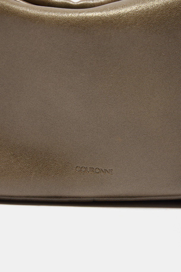 "하이퍼 지퍼 숄더 33"은 트렌디한 어반 무드를 연출하는 여성 숄더백입니다. 부드러운 합성가죽 소재에 실버 컬러와 무지 패턴으로 미니멀한 스타일을 강조했습니다. 자연스러운 주름 실루엣과 지퍼, 실버 하드웨어 장식이 세련된 포인트를 더하며, 33 사이즈로 넉넉한 수납 공간을 제공합니다. 숄더/크로스 2way 기능과 길이 조절 가능한 스트랩으로 실용성을 높였으며, 다수의 포켓(메인 앞 포켓 1개, 앞 지퍼 포켓 1개, 내부 오른쪽 포켓 1개)으로 소지품을 편리하게 정리할 수 있습니다. 캐주얼 룩에 특히 잘 어울리는 데일리 백입니다.
