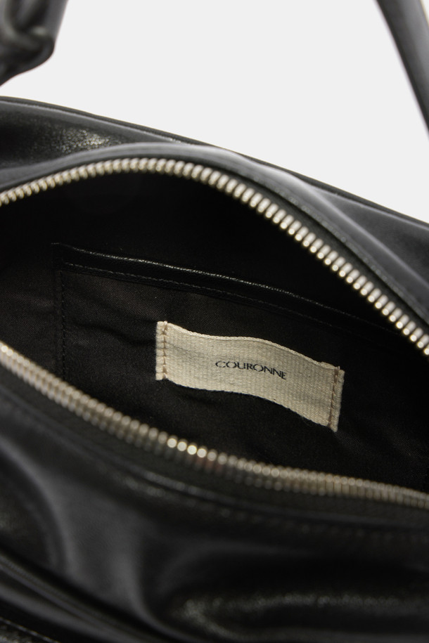 Hyper Zipper Shoulder 18 (하이퍼 지퍼 숄더 18)은 여성용 숄더/크로스/토트백으로, 캐주얼과 모던 스타일을 모두 만족시키는 가방입니다. 부드럽고 가벼운 합성가죽 소재에 무지 패턴, 사각 형태와 미디엄 사이즈로 제작되었으며, 자연스러운 주름 실루엣이 특징입니다. 지퍼 잠금 방식과 멀티 포켓 스타일, 탈부착 및 길이 조절 가능한 스트랩을 통해 실용성을 높였습니다. 넉넉한 수납공간(메인 포켓 1개, 앞면 지퍼 포켓 1개, 내부 오픈 포켓 1개, 물병 홀더 1개)으로 일상생활에서 편리하게 사용할 수 있습니다. 블랙과 실버 두 가지 색상으로 만나보세요.
