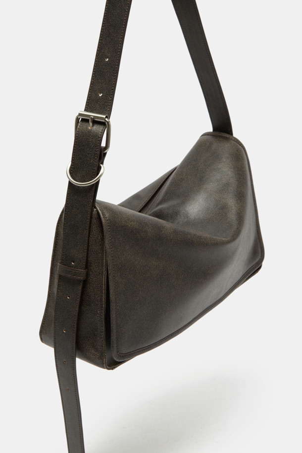 Due 숄더 33은 여성 고객을 위한 미디엄 사이즈의 사각 숄더백입니다. 부드러운 소가죽 소재에 버클 장식으로 포인트를 주어 클래식, 미니멀, 시크 스타일을 연출합니다. 내부에는 13인치 디바이스 수납이 가능하며, 오피스 포켓이 있어 실용성을 더했습니다. 2-way 착용이 가능하며, 조절 가능한 숄더 스트랩과 빈티지 텍스처, 매트 실버 하드웨어, 오버랩 프론트 플랩 디자인이 특징입니다. 오피스룩, 비즈니스 캐주얼, 모임룩에 잘 어울립니다.
