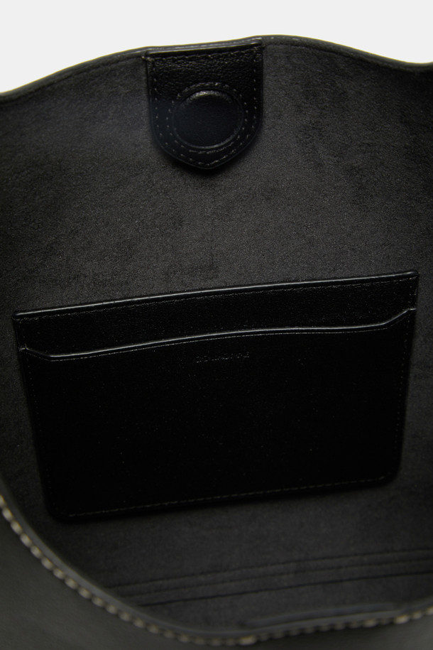 세느 이지 숄더 35는 여성용 가방으로, 미니멀한 스타일을 추구하는 분들을 위한 제품입니다. 라미네이트 가죽, 혼방 원단, 필름코팅 천연가죽 소재를 사용하여 부드러운 촉감과 스크래치 방지 기능을 갖췄습니다. 실버 하드웨어와 무지 패턴이 조화롭게 어우러져, 출근룩과 모임룩에 모두 잘 어울립니다. 15인치 노트북 수납이 가능하고, 숄더백과 크로스백으로 활용할 수 있으며, D링 디자인 장식과 형태 유지 기능이 특징입니다. 내부 포켓 1개와 외부 포켓 1개, 분리형 내부 보드가 있어 실용성을 더했습니다.
