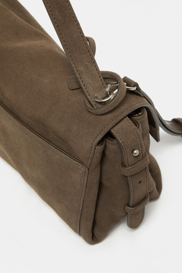 Fermier Tote 27 (페르미에 토트 27)은 여성스러운 스타일을 강조하는 미디엄 사이즈 토트백입니다. 브라운과 실버 컬러로 제공되며, 소가죽, 스웨이드, 합성가죽 소재를 사용하여 고급스러움을 더했습니다. 사각 형태에 스크류 장식을 더해 모던하고 캐주얼한 무드를 연출하며, 3단 수납공간, 내부 지퍼 포켓 1개, 내부 오픈 포켓 1개, 외부 후면 오픈 포켓 1개로 실용성을 높였습니다. 탈부착 가능한 스트랩과 사이즈 조절 기능으로 토트백, 숄더백, 크로스백 등 3-way 스타일링이 가능하여 출근룩과 모임룩에 모두 잘 어울립니다.
